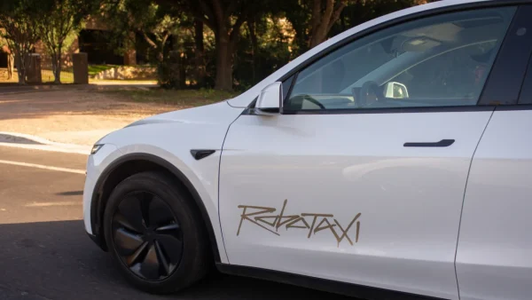 Tesla, Bay Area’da Robotaksi hizmetini başlattı, ancak işin içinde insanlı bir ayrıntı var.
