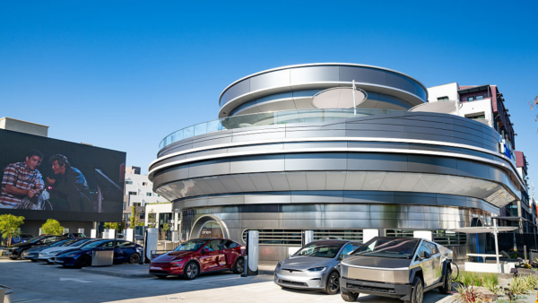 Tesla Diner & Drive-In Kaliforniya’da açıldı