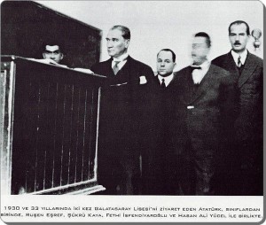 1930-1933'Galatasaray Lisesini ziyrt edn Atatürk Ruşen EŞREF,H.Ali Yücel,Şükrü KAYA,F.İsfendiyeroğlu ile bir sınıfta