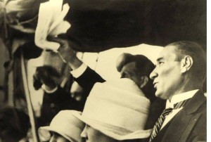 1 Temmuz 1927 Ertuğrul yatı ile İzmit'ten İstanbul'a gidiyor, karşılamaya gelen vapurlara doluşmuş halkı selamlıyor