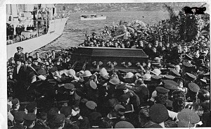 Sarayburnun'dan Zafer Torpidosuna alınan Atatürk'ün naaşı, izmit'e gitmek üzere Yavuz Zırhlısına naklediliyor. 