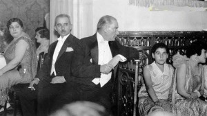 17 Ocak 1929. Atatürk Manevi kızı Nebil'nin evlenmesi nedeniyle Ankara Palas'ta yapılan balo