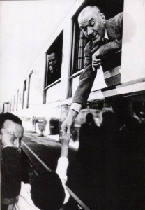 Atatürk, 1934 Ankara'dan hareket ederken manevi kizi Ülkü ile vedalaşıyor. Ankara Gar