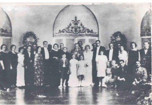 Atatürk, Ruhi Soyer ve eşinin düğününde.