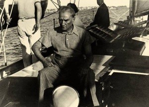 Atatürk Ertuğrul Yatı'nda deniz yarışlarını izlerken, 1937