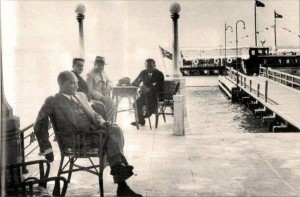 Atatürk dinleniyor.