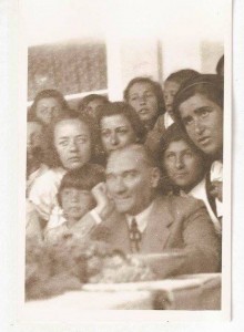 Atatürk öğrencilerle.bilinmeyen fotoğraflarından