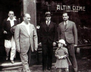 Atatürk İstanbul - Sirkeci Bahçekapı'da ayakkabılarını yaptırdığı Altın Çizme'den çıkarken, 5 Eylül 1934.  