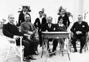 Soldan Sağa  Ali Fethi Okyar, Salih Bozok, Atatürk ve manevi kızı Rukiye Hanım, Kılıç Ali  