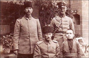 Soldan sağa  Fuat Bulca,Atatürk, Alman topçu danışmanı von Berk, manevi oglu Abdürrahim Tuncak Diyarbaki 1917  