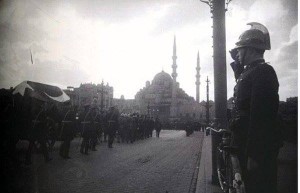 9 Kasım 1938 Cumartesi günü sabahı, Atatürk'ün naaşı Gülhane Parkına götürülüyor.