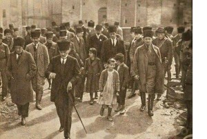 Atatürk Adana ziyaretinde halkın arasında Hükümet konağına giderken, 16 Mart 1923 